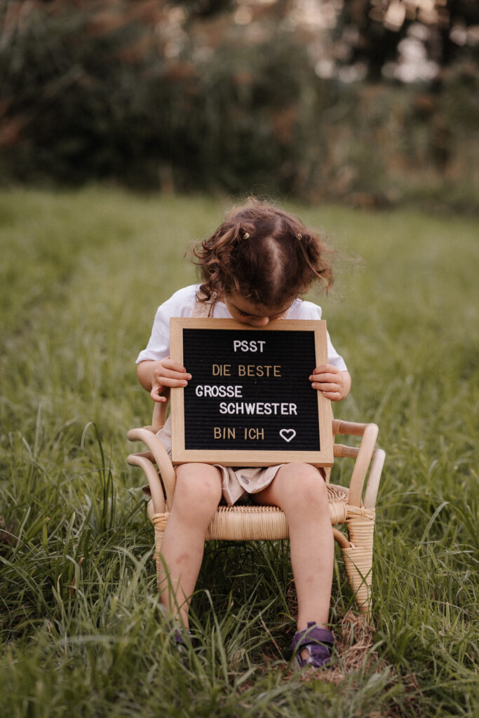 Babybauchfotografie. Babybauchshooting. Schwangerschaft. Schwangerschaftsfotografie. Outdoorshooting. Mama to be. Fotograf Heilbronn. Fotograf Öhringen. Fotograf Hohenlohe. Sommershooting Feld