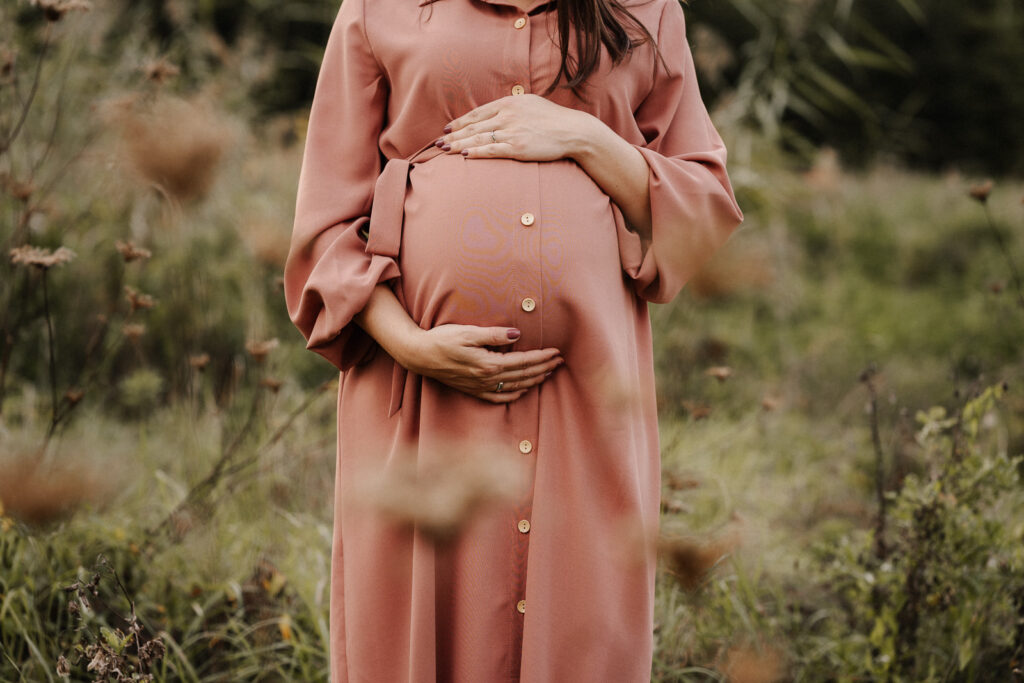 Babybauchfotografie. Babybauchshooting. Schwangerschaft. Schwangerschaftsfotografie. Outdoorshooting. Mama to be. Fotograf Heilbronn. Fotograf Öhringen. Fotograf Hohenlohe. Herbstshooting.