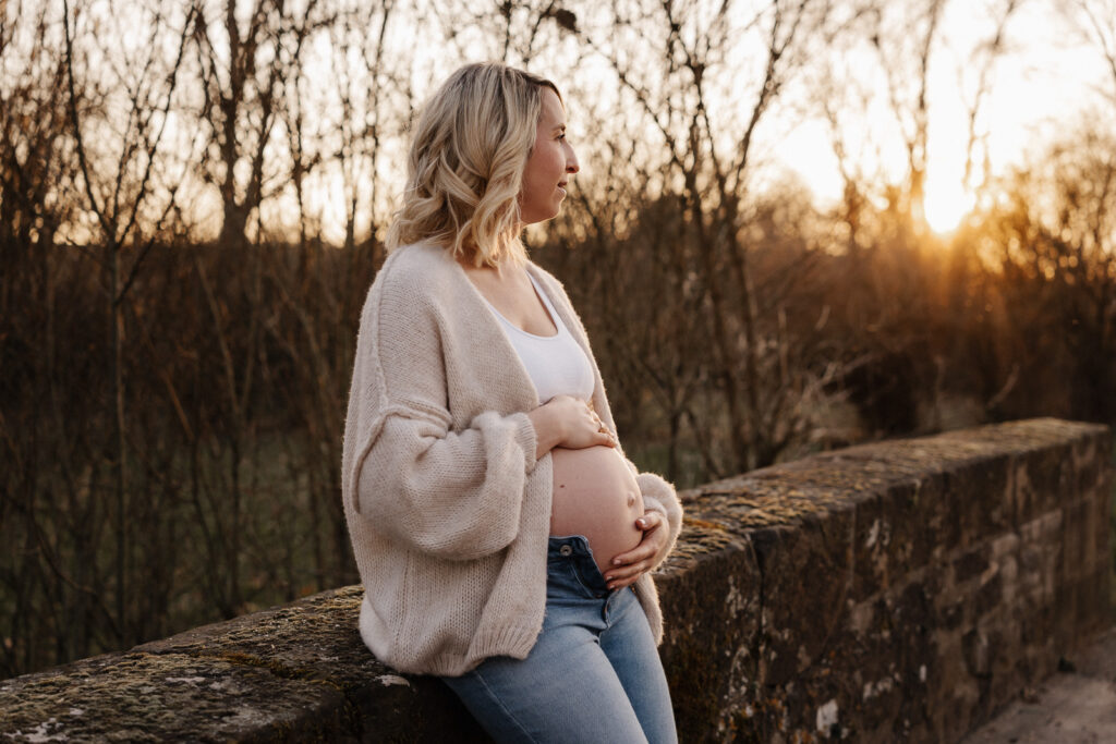 Babybauchfotografie. Babybauchshooting. Schwangerschaft. Schwangerschaftsfotografie. Outdoorshooting. Mama to be. Fotograf Heilbronn. Fotograf Öhringen. Fotograf Hohenlohe.