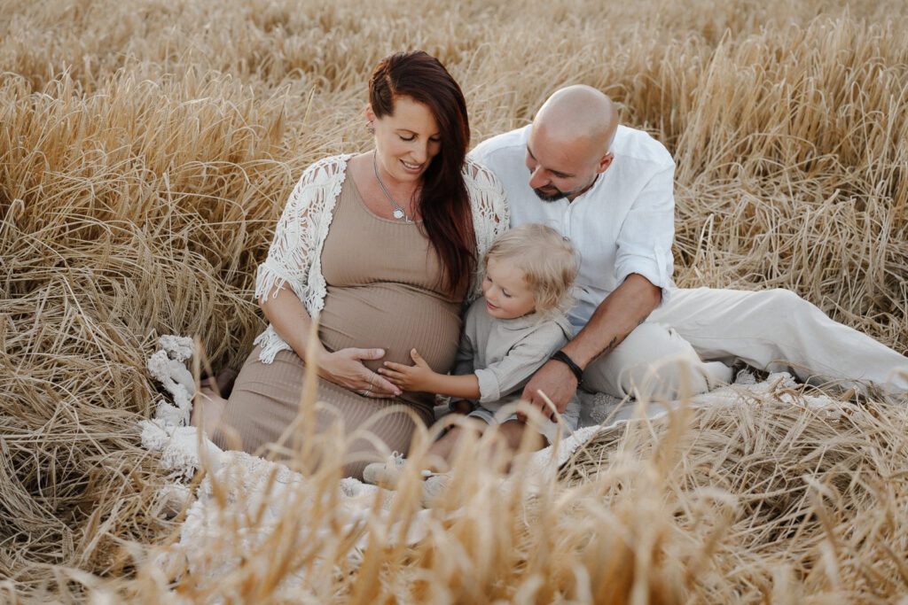 Babybauchfotografie. Babybauchshooting. Schwangerschaft. Schwangerschaftsfotografie. Outdoorshooting. Mama to be. Fotograf Heilbronn. Fotograf Öhringen. Fotograf Hohenlohe. Babybauch im Sommer. Feld.