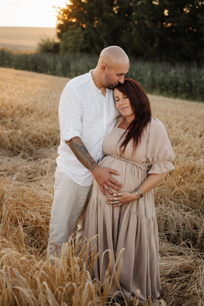 Babybauchfotografie. Babybauchshooting. Schwangerschaft. Schwangerschaftsfotografie. Outdoorshooting. Mama to be. Fotograf Heilbronn. Fotograf Öhringen. Fotograf Hohenlohe. Sommershooting Feld