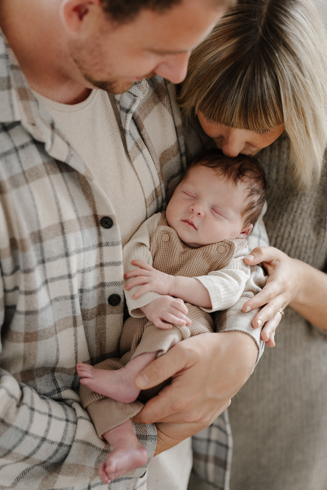 Neugeborenenshooting. Neugeborenenfotografie. Babyshooting. Babyfotografie. Babybilder. Neugeborenenbilder. Portrait Baby. Homestory. Fotograf Heilbronn. Fotograf Hohenlohe. Fotograf Öhringen.