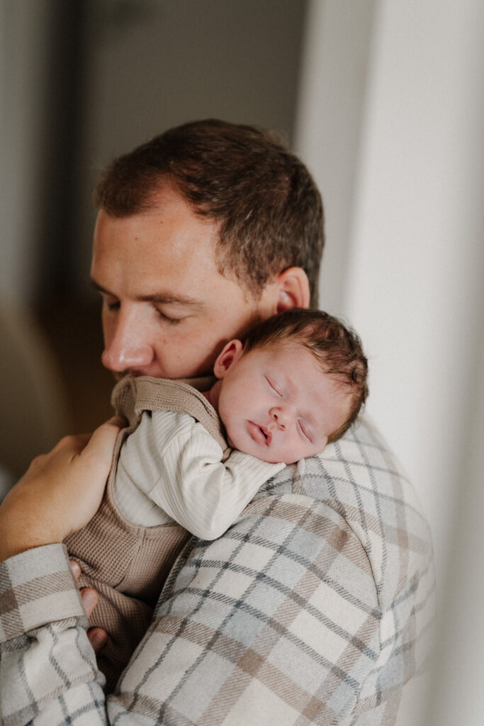 Neugeborenenshooting. Neugeborenenfotografie. Babyshooting. Babyfotografie. Babybilder. Neugeborenenbilder. Portrait Baby. Homestory. Fotograf Heilbronn. Fotograf Hohenlohe. Fotograf Öhringen.