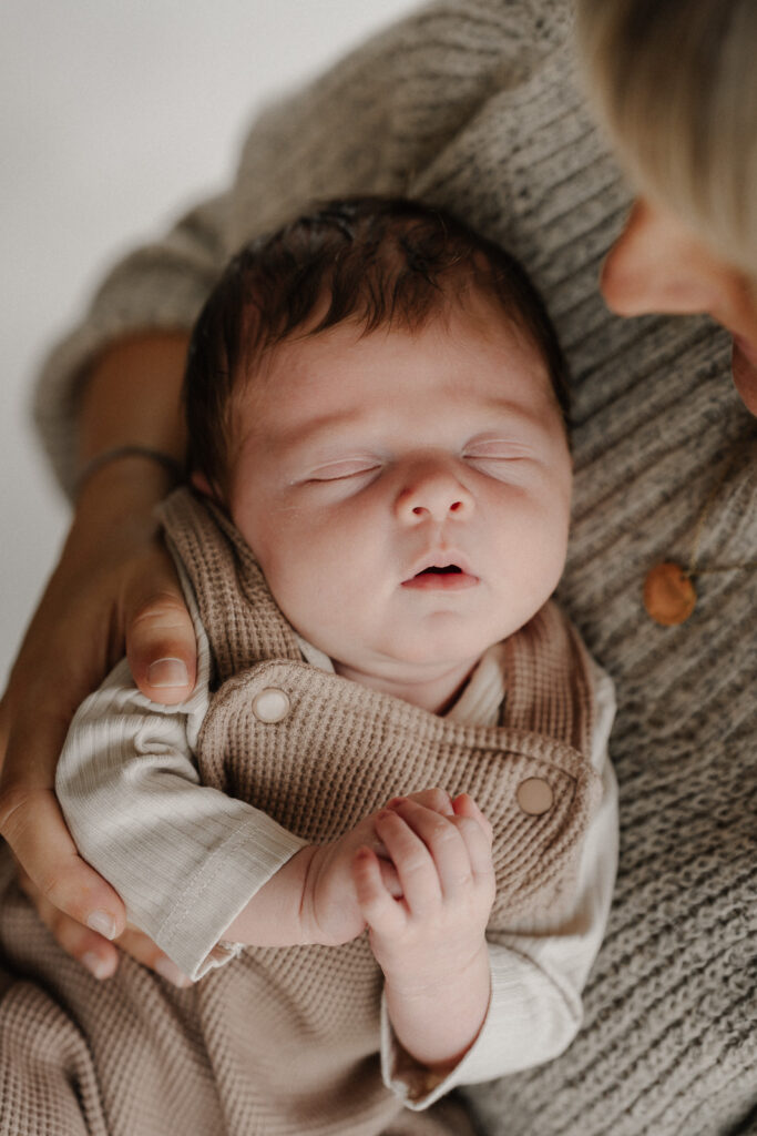 Neugeborenenshooting. Neugeborenenfotografie. Babyshooting. Babyfotografie. Babybilder. Neugeborenenbilder. Portrait Baby. Homestory. Fotograf Heilbronn. Fotograf Hohenlohe. Fotograf Öhringen.