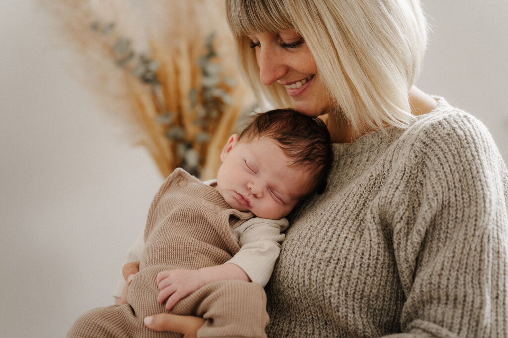 Neugeborenenshooting. Neugeborenenfotografie. Babyshooting. Babyfotografie. Babybilder. Neugeborenenbilder. Portrait Baby. Homestory. Fotograf Heilbronn. Fotograf Hohenlohe. Fotograf Öhringen.