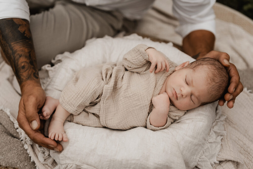 Neugeborenenshooting. Neugeborenenfotografie. Babyshooting. Babyfotografie. Babybilder. Neugeborenenbilder. Portrait Baby. Homestory. Fotograf Heilbronn. Fotograf Hohenlohe. Fotograf Öhringen.