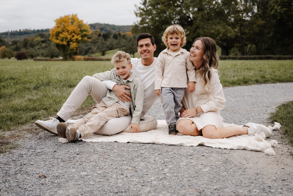 Familienshooting. Outdoorshooting. Familienbilder. Familienfotografie. Fotograf Heilbronn. Fotograf Hohenlohe. Fotograf Öhringen.