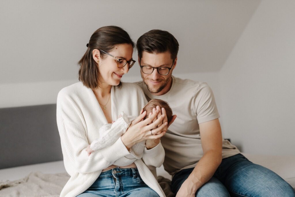 Neugeborenenshooting. Neugeborenenfotografie. Babyshooting. Babyfotografie. Babybilder. Neugeborenenbilder. Portrait Baby. Homestory. Fotograf Heilbronn. Fotograf Hohenlohe. Fotograf Öhringen.
