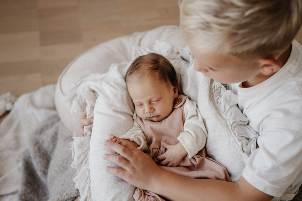 Neugeborenenshooting. Neugeborenenfotografie. Babyshooting. Babyfotografie. Babybilder. Neugeborenenbilder. Portrait Baby. Homestory. Fotograf Heilbronn. Fotograf Hohenlohe. Fotograf Öhringen.