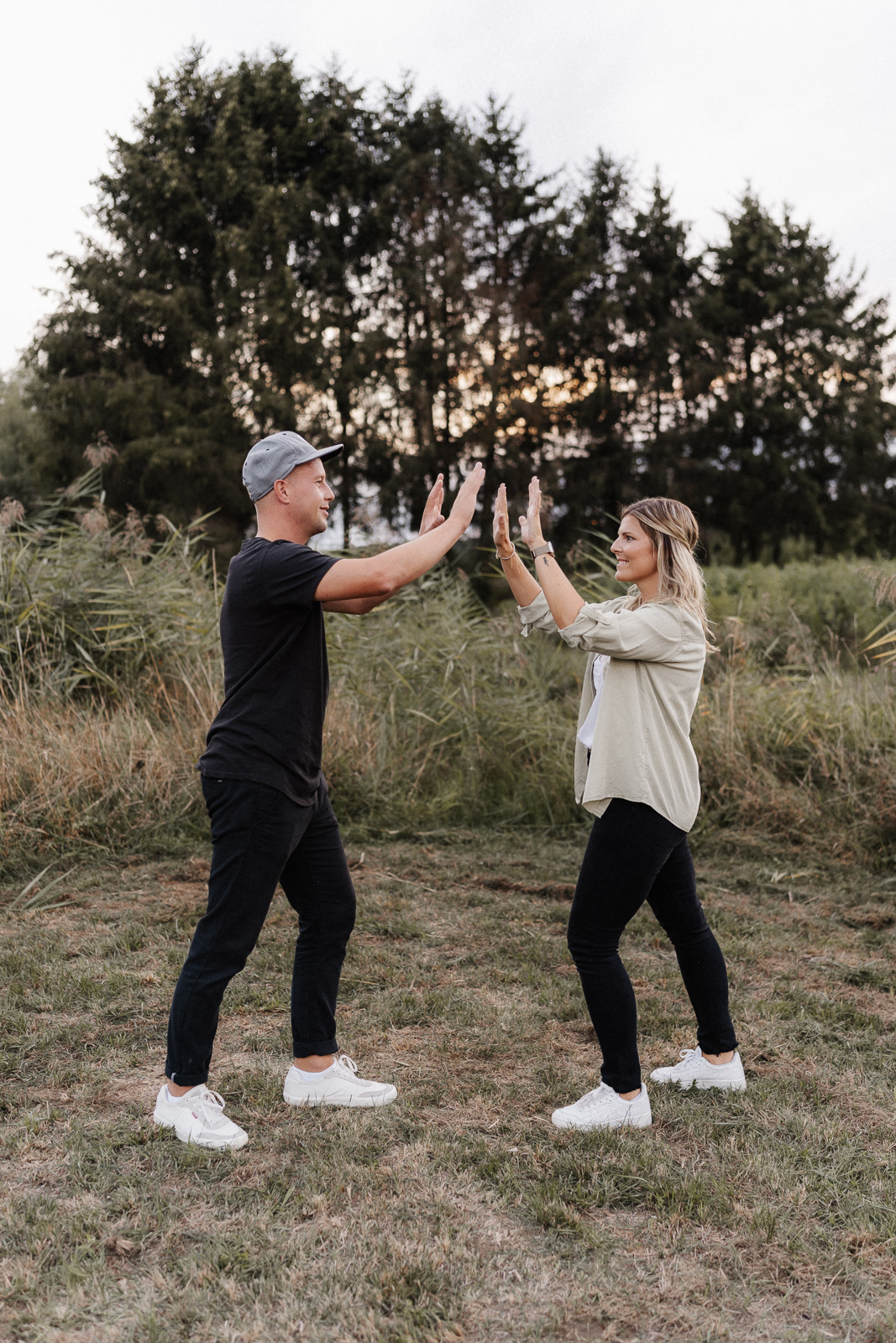 Paafotografie, High Five, Liebe, Coolness, Paarshooting, Golden Hour, Paarfotograf