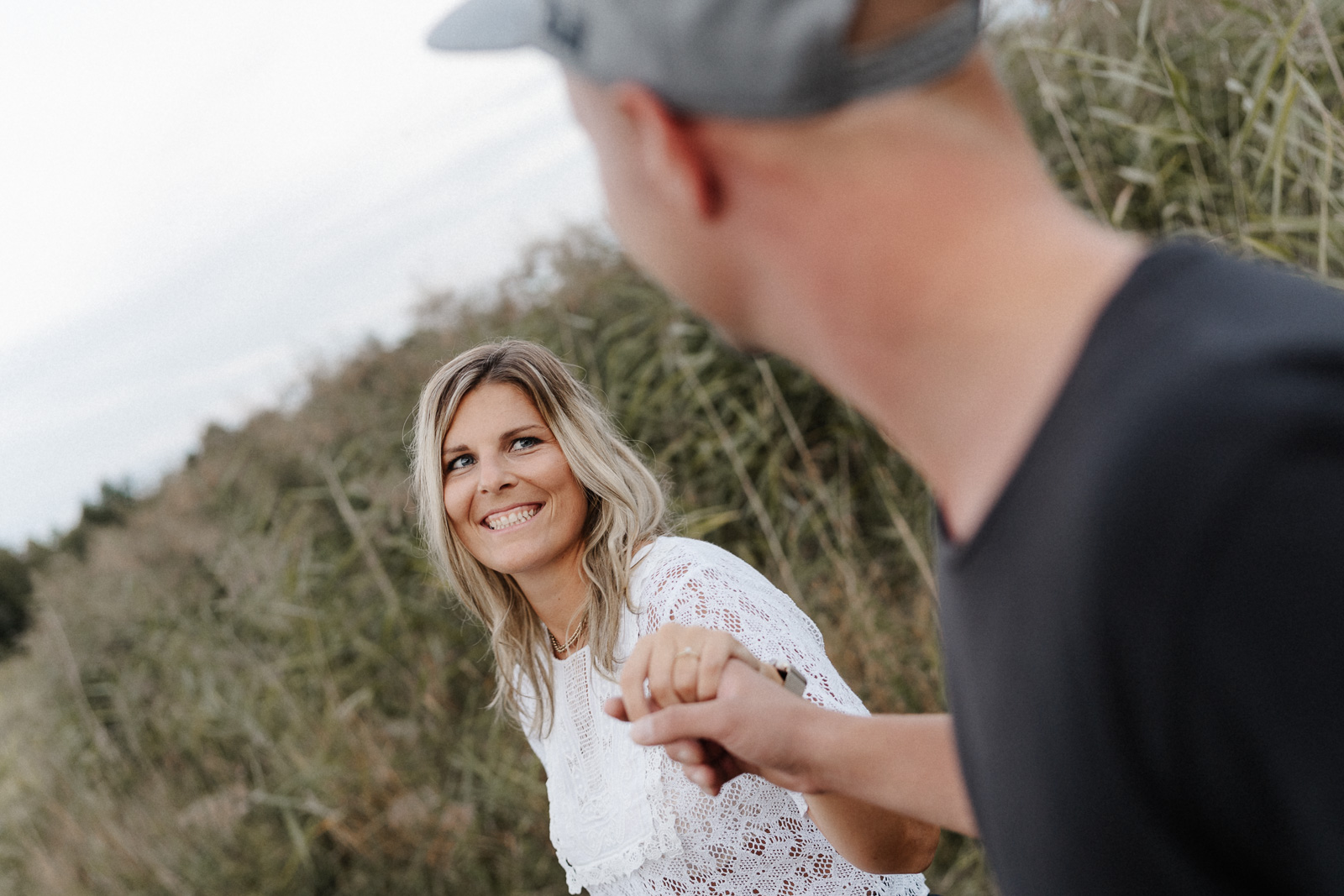 Outdoorshooting Paar, Verlobungsshooting, Paarfotografie, Wiese, Hohenlohe, Heilbronn, Stefanie Waffenschmid Fotografie