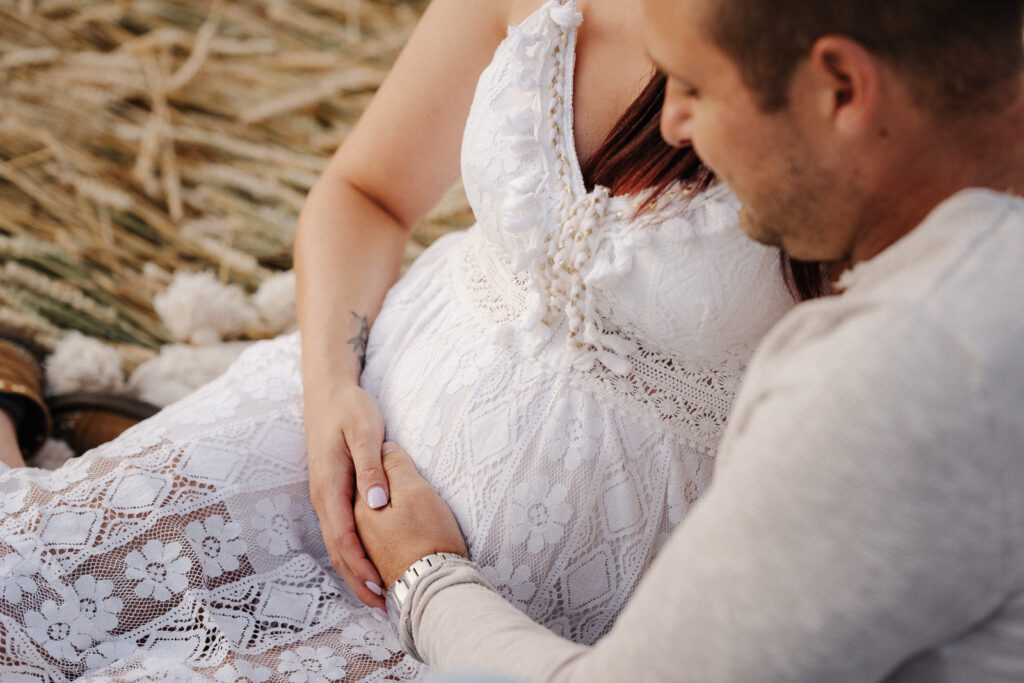 Babybauchfotografie. Babybauchshooting. Schwangerschaft. Schwangerschaftsfotografie. Outdoorshooting. Mama to be. Fotograf Heilbronn. Fotograf Öhringen. Fotograf Hohenlohe.