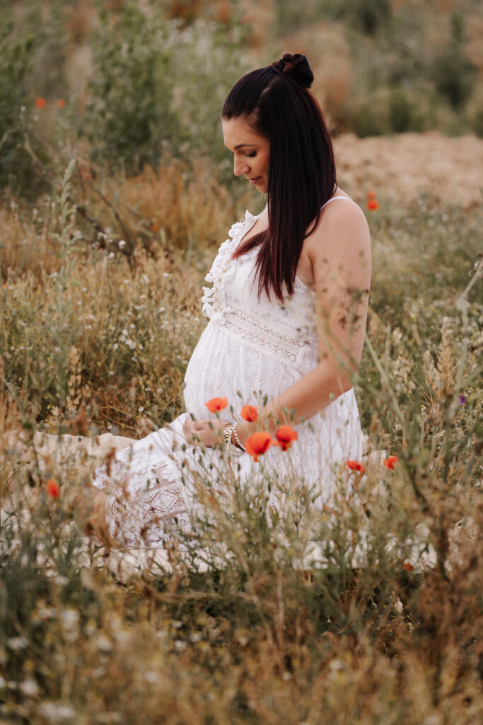 Babybauchfotografie. Babybauchshooting. Schwangerschaft. Schwangerschaftsfotografie. Outdoorshooting. Mama to be. Fotograf Heilbronn. Fotograf Öhringen. Fotograf Hohenlohe. Sommer. Feldshooting.