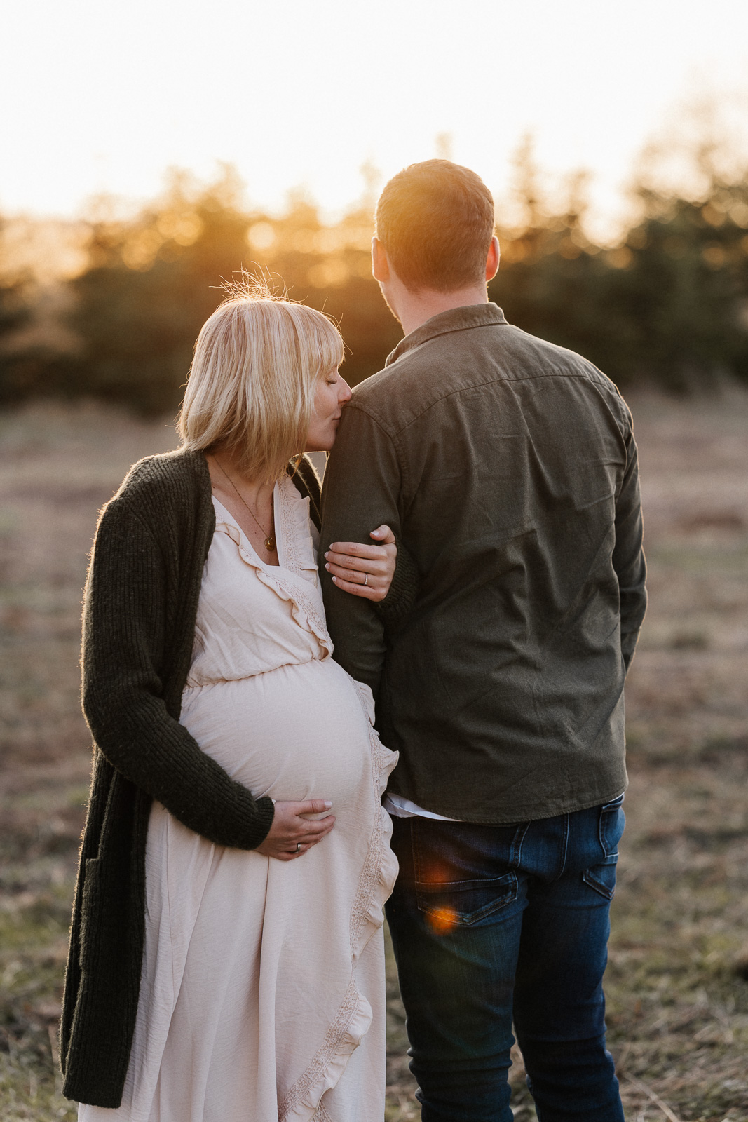 Babybauchfotografie. Babybauchshooting. Schwangerschaft. Fotograf Heilbronn. Fotograf Langenbrettach. Fotograf Öhringen. Outdoorshooting. 