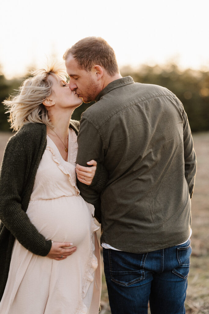 Babybauchfotografie. Babybauchshooting. Schwangerschaft. Schwangerschaftsfotografie. Outdoorshooting. Mama to be. Fotograf Heilbronn. Fotograf Öhringen. Fotograf Hohenlohe. Wintershooting.