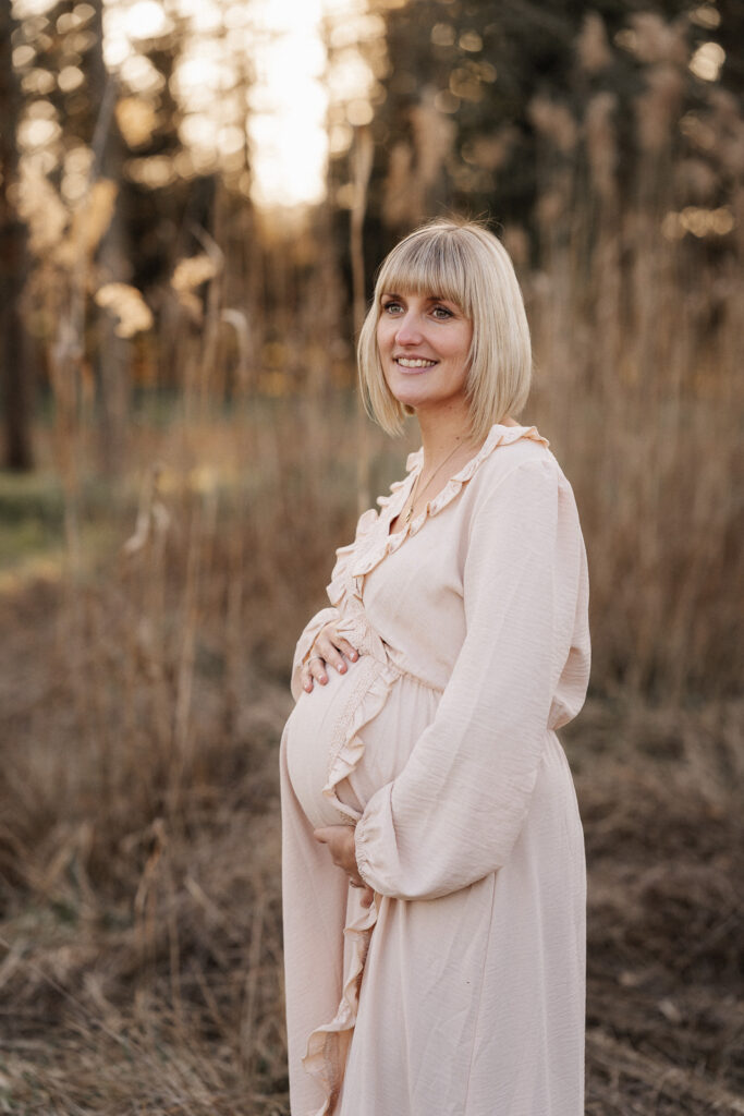 Schwangere im Abendlicht, Babybauchfotografie. Babybauchshooting. Schwangerschaft. Schwangerschaftsfotografie. Outdoorshooting. Mama to be. Fotograf Heilbronn. Fotograf Öhringen. Fotograf Hohenlohe. 